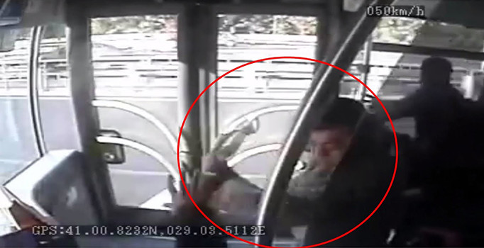 İkinci metrobüs faciası ucuz atlatıldı: Kapıyı açmayan şoförü bıçakladı!