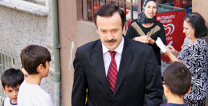 ‘Reis’ 17 yıl sonra mahalleye döndü, mahalleli selfie kuyruğuna girdi