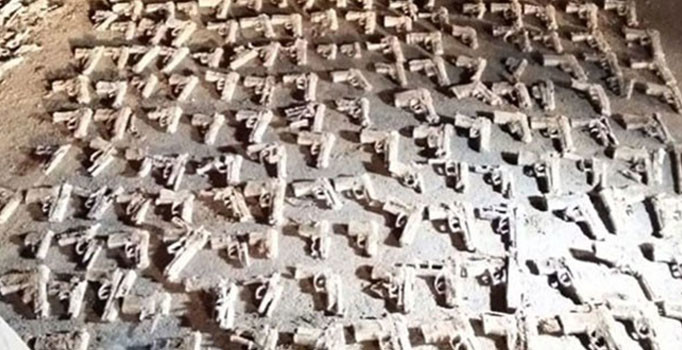 Üsküdar'da polis tarafından yapılan kazıda çok sayıda silah bulundu | Son dakika haberleri