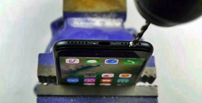 Binlerce kişi iPhone 7'ye matkapla kulaklık girişi açmış!