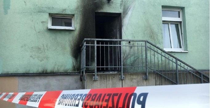 Almanlar, saldırıya uğrayan caminin önünde nöbet tuttu