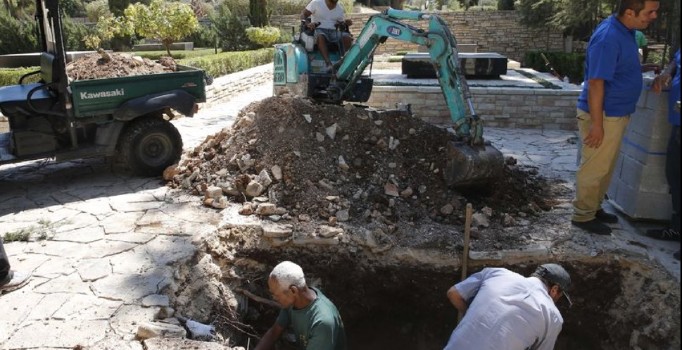 İsrail'in eski Cumhurbaşkanı Şimon Peres'in mezarı kazıldı