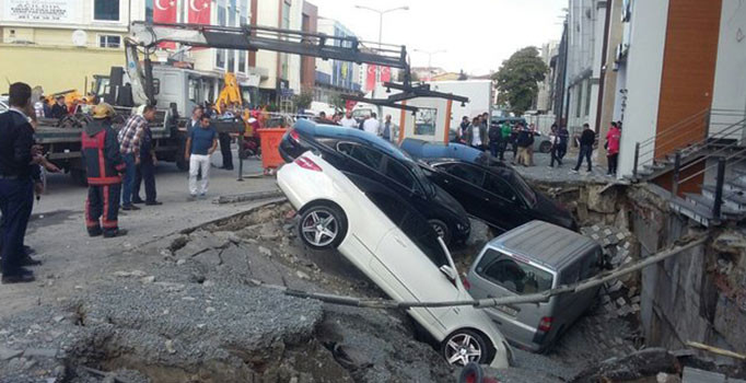 İstanbul Merter Çam Sokak'ta yol çöktü | Son dakika haberleri