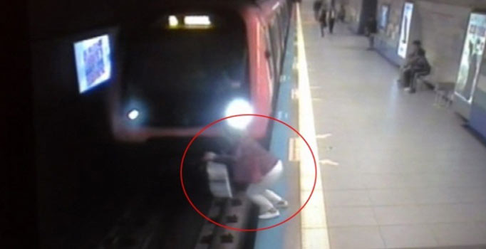 Metro istasyonundaki intihar saniye saniye kamerada