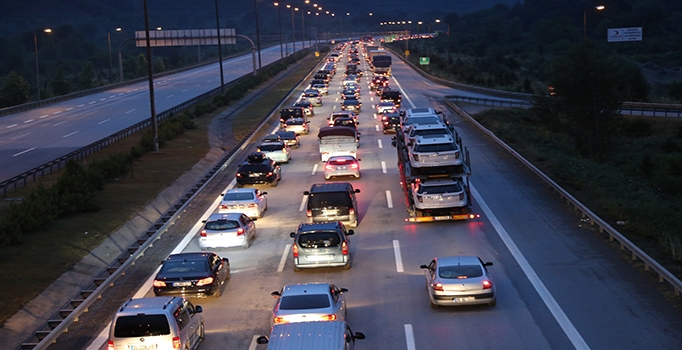 TEM'de km'lerce trafik kuyruğu
