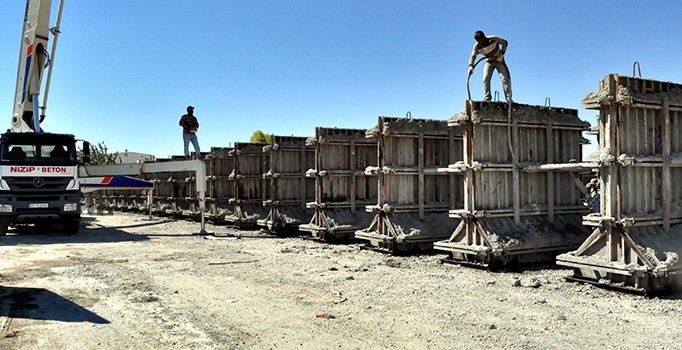 Suriye sınırındaki beton duvar çalışmaları tam gaz sürüyor