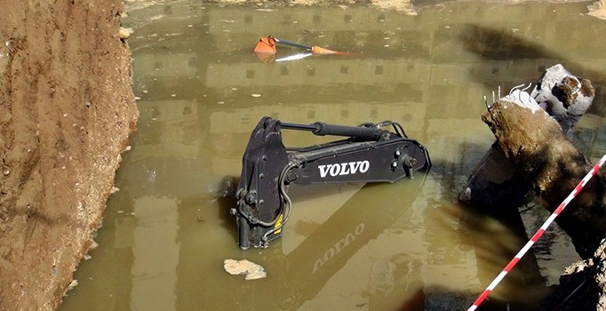 Ankara'da yol çöktü: İki iş makinesi sulara gömüldü