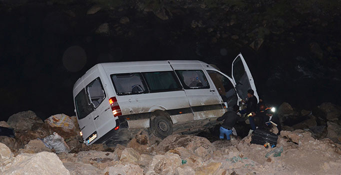 Hakkari Yüksekova’da TIR ile minibüs çarpıştı: 4 ölü, 3'ü ağır 11 yaralı | Son dakika kaza haberleri