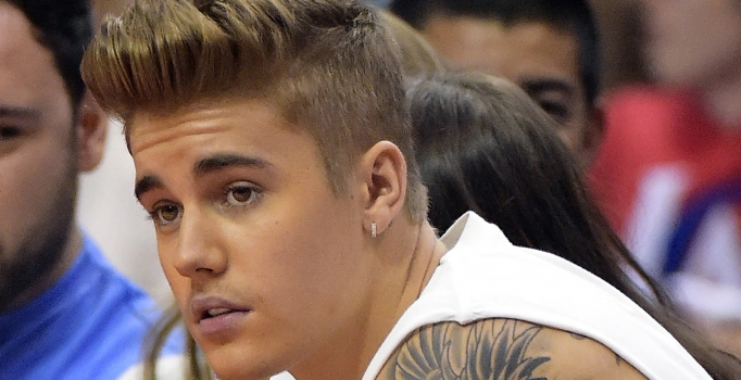 Justin Bieber hayranının dudağını patlattı