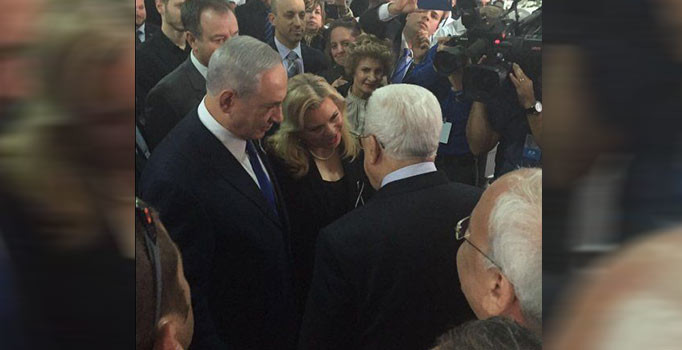 Mahmud Abbas ve Netenyahu Şimon Peres'in cenaze töreninde tokalaştı