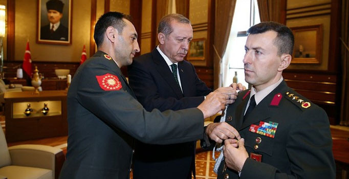 Cumhurbaşkanı Erdoğan yaveri Albay Ali Yazıcı’yı bir ‘çakı’ uzatarak sınamış