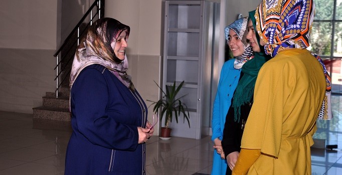 28 Şubat sürecinin başörtüsü mağduru öğretmene iadeiitibar