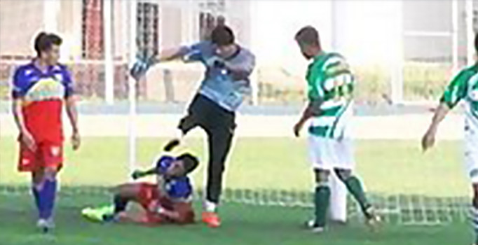 Futbolcunun kafasına tekme atan kaleci 4 yıl futboldan men edildi