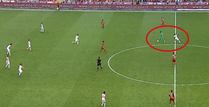 Muslera bunu da yaptı: Orta sahada Eto'o'ya çalım attı!