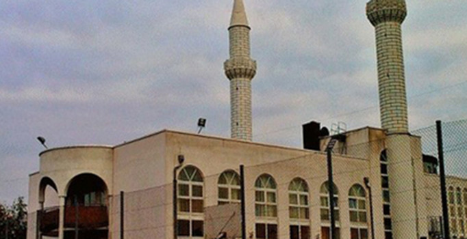 Almanya'da El-Faruk Camisi'nin önüne domuz kafası bırakıldı