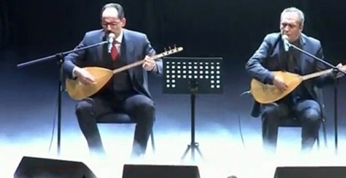 İbrahim Kalın ve Yavuz Bingöl 15 Temmuz şehitleri için türkü söyledi