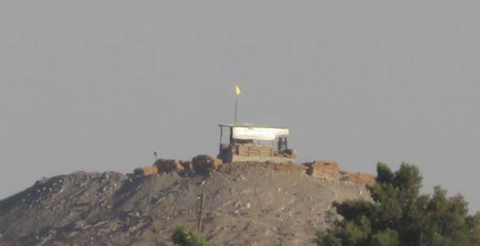 Şanlıurfa'nın Akçakale İlçesi'ne komşu Suriye'nin Rakka kentine PYD mevzi kurularak flama astı