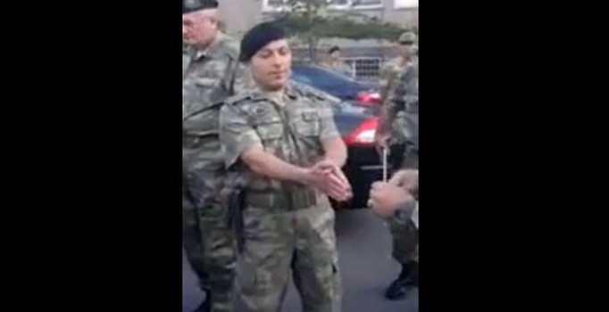 15 Temmuz sonarsı Ankara Etimesgut Zırhlı Birlikler'de FETÖ'cü askerlerin teslim alınma anı