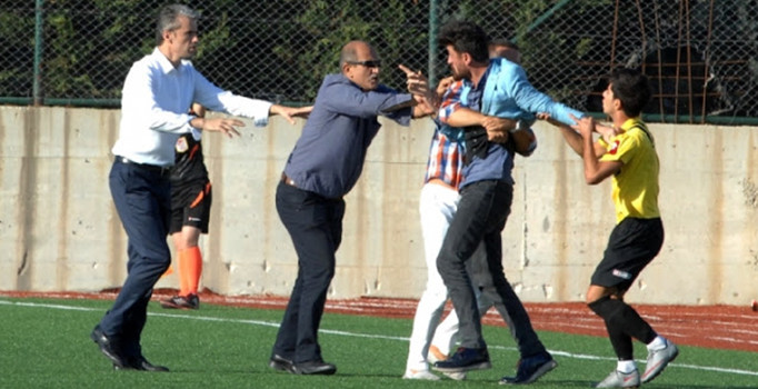 Kardeşine faul yaptılar, sahaya indi!