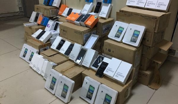 Van'da 454 kaçak cep telefonu 120 bin 500 paket sigara ele geçirildi