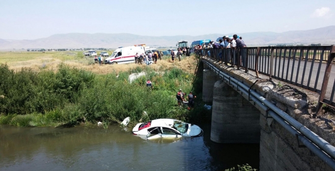 Erzurum'da otomobil 
nehre uçtu: 6 ölü