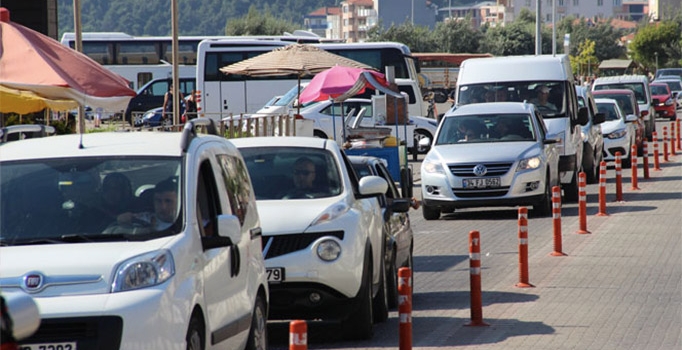 Çanakkale'de km'lerce 
feribot kuyruğu