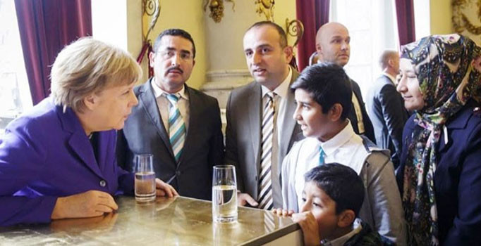 Almanya Başbakanı Merkel, saldırıya uğrayan Fatih Camii'nin imamıyla görüştü