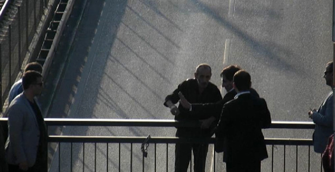 Bursa Valisi köprüden atlamak isteyen adamı kolundan yakaladı