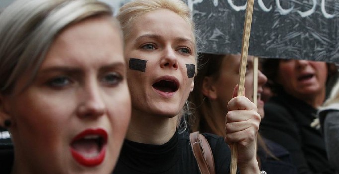 Polonyalı kadınlar, kürtaj yasağını protesto etti
