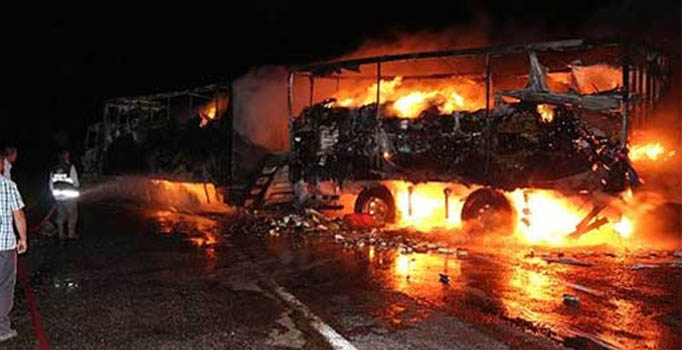 Iğdır'da teröristler 
yol kesip TIR yaktı