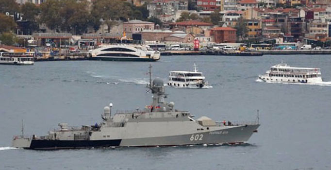 Rusya'ya ait iki savaş gemisi, İstanbul Boğazı'ndan geçti