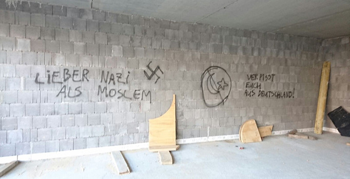 Almanya'da camiye çirkin saldırı