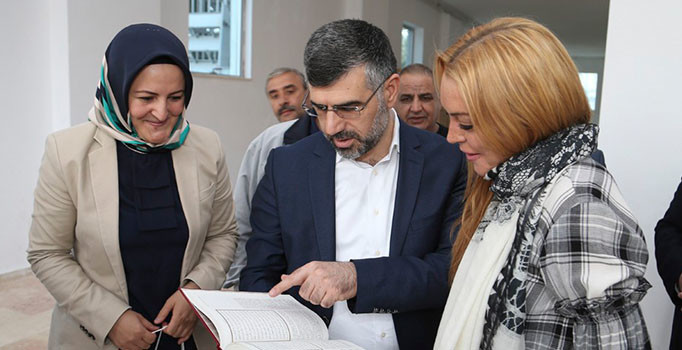 Kur’an-ı Kerim hediye edilen Lindsay Lohan duygusal anlar yaşadı