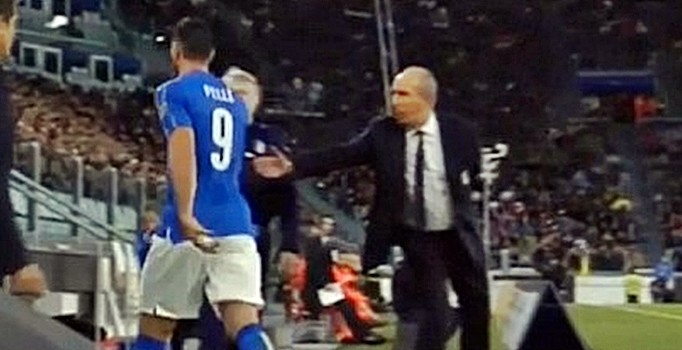 Oyundan çıkarken teknik direktörün elini sıkmayan futbolcu kadro dışı bırakıldı