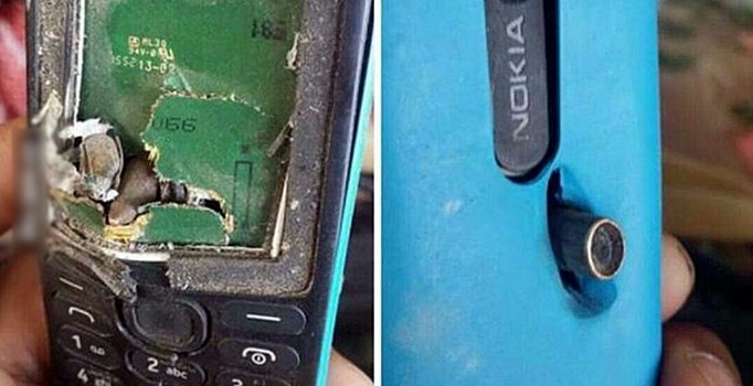 Merminin eski model cep telefonuna isabet etmesi sayesinde hayatta kaldı