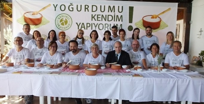 Bir yandan mayaladı bir yandan anlattı: En iyi aşı ev yoğurdu