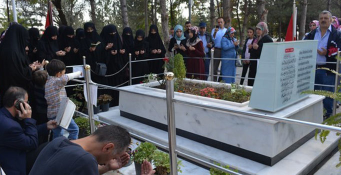 15 Temmuz kahramanı astsubay Ömer Halisdemir'in kayınvalidesi toprağa verildi