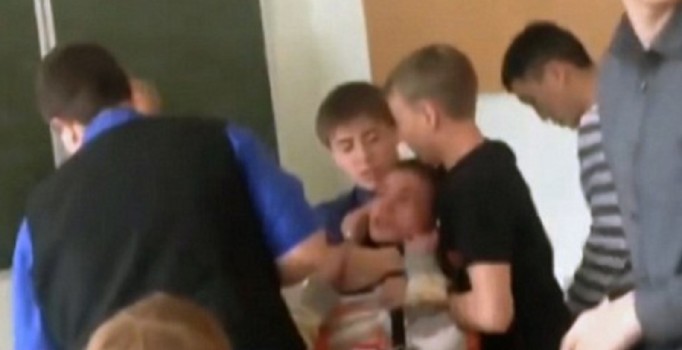 Ortaokul öğrencisi kulaklığını çıkarttıran öğretmenine saldırdı