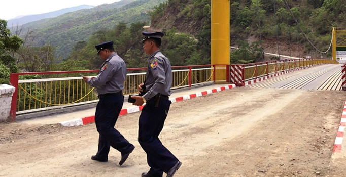 Myanmar'da sınır karakollarına düzenlenen saldırılar sonrası güvenlik güçleri operasyon başlattı