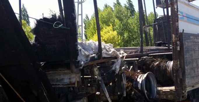 Yol kesen PKK'lılar, 
Ağrı'da kamyon yaktı