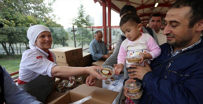 İstanbul Esenler metro istasyonunda vatandaşa 30 bin aşure ikram edilecek