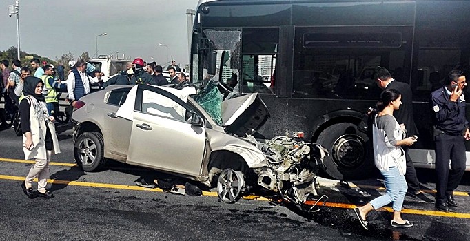 İstanbul Sefaköy'de otomobil metrobüs yoluna girdi: 1 ölü
