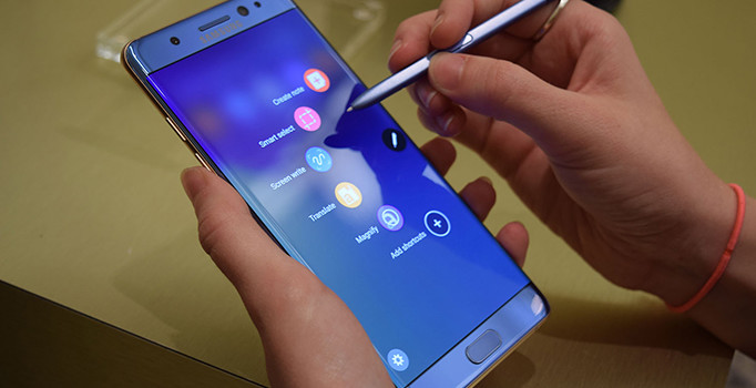 Samsung Galaxy Note 7 model akıllı telefonla uçağa binmek yasaklandı