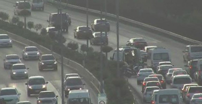 İstanbul Yüzyıl Köprüsü Atışalanı yönünde hareket halinde araçtan bir kişiyi yola attılar