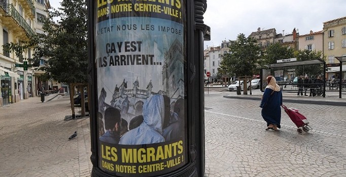 Fransa'nın belediye başkanı, sığınmacı afişiyle kenti utandırdı