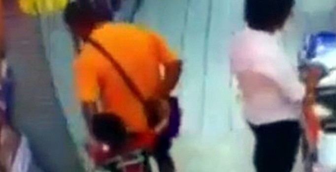 Babasının üzerine düşmesi sonucu boynu kırılan çocuk öldü