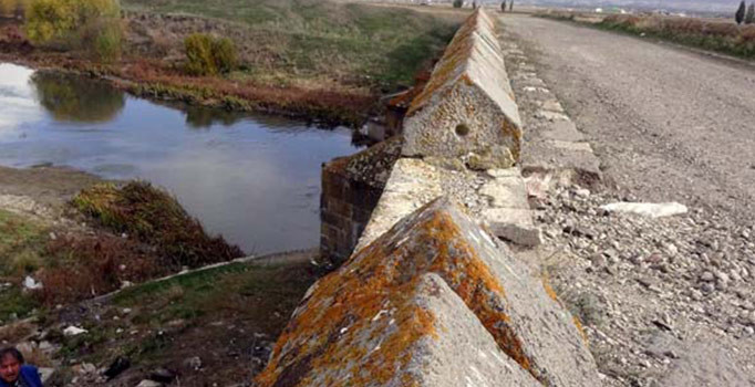 Erzurum'da 381 yıllık köprü, definecilerin hedefi oldu