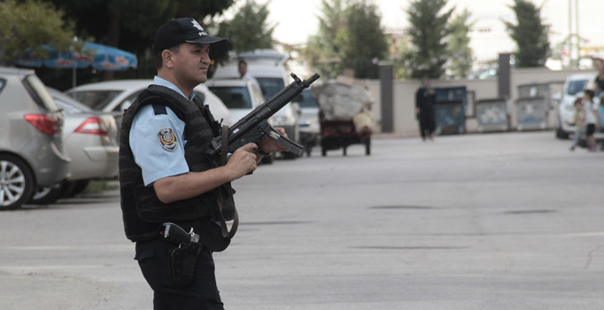Adana Orduevi önünde 'uzun namlulu silahlı' terörist alarmı