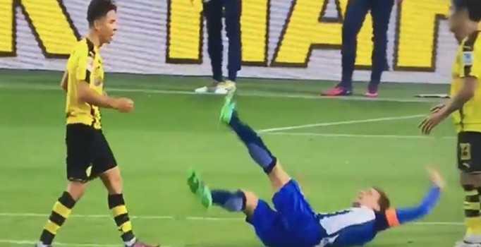 Rakibini iten Emre Mor, kırmızı kartla oyundan atıldı