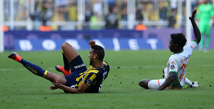 Fenerbahçe Alanyaspor'la kendi sahasında 1-1 berabere kaldı